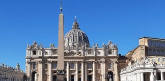 Piispa Matti Salomäki tapaa paavin perinteisellä ekumeenisen delegaation matkalla