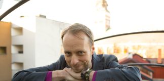 Ruotsin kirkossa pohditaan: Keski-ikäisistä pappeja lyhyemmällä koulutuksella