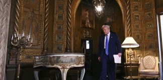 Näkökulma: Kaikki ovat idiootteja – Trumpilainen retoriikka valloitti maailman Presidentti Donald Trump kävelee puhepaperi kädessään Mar-a-Lagon ylellisesti sisustetussa tilassa.