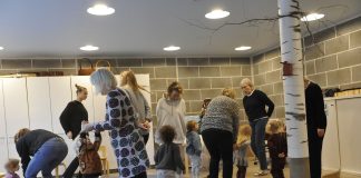 Kirkkomuskareissa lumoudutaan musiikista ja kohdataan muita – Tapiolassa muskaripaikkoja jonotetaan