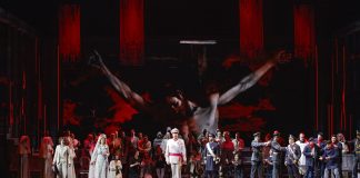 Uhrin mysteeri kulkee aikakausien halki Verdin Don Carlos -oopperassa