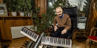 Harrastuksena romutaide – Juha Luodeslammen teoksissa jokainen elementti sisältää tarinan Juha Luodeslampi kuvattuna kotonaan.