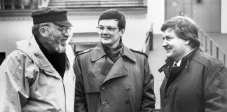 Mysteerikuva kysyy: Keitä ovat kuvan kolme leppoisan oloista henkilöä?