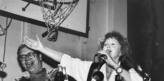 Mysteerikuvassa ollaan käsi ojossa ja kieli poskella – Keitä ovat nämä vauhdikkaat henkilöt?