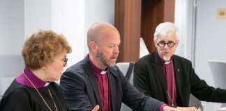 Espoon piispa Kaisamari Hintikka vihkii virkaan kaksi uutta piispaa Namibiassa