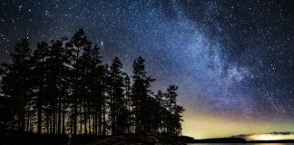 Hartaus: Olisivatko kosmoksen äänettömät kiiturit viimeinen muisto ihmisestä – Miten käytimme aikamme? Tähtisumua hohtaa taivaalla viimeisessä auringon kajossa