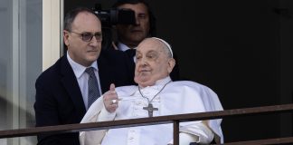 Paavi pääsi kotiin ja toimitti matkalla keltaisia ruusuja ikonille