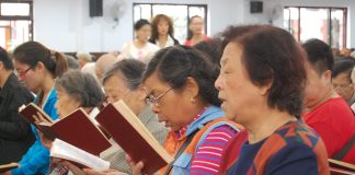 Uusi arvio: Kiinan kirkon nopeaksi väitetty kasvu ehkä pysähtynyt – tutkijoilla eri mielipiteitä Kiinalaisia kristittyjä kirkossa Shanghaissa.