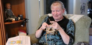 Tuija Hokkanen suunnitteli Vesannon ja Tervon kirkoille omat sukat