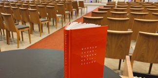 Nuoren seurakunnan veisukirjassa 2025 on klassikoita mutta myös runsaasti uutta poppia