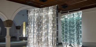 Näyttely: Pohjoinen luonto kosketti tekstiilitaiteilija Maija Lavosta Maija Lavosen valokuituteos Desingmuseossa.