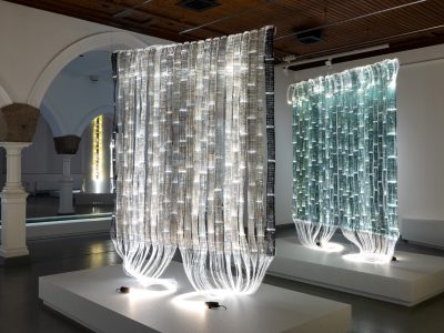 Maija Lavosen valokuituteos Desingmuseossa.