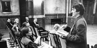 Keitä on mysteerikuvassa? – Viime viikolla tietokoneen kanssa mysteerikuvassa oli Pauli Tuohioja