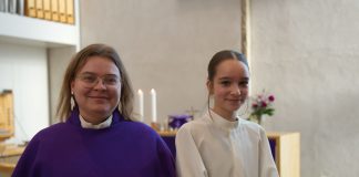 Kymmenen riparilaista kastettiin Oulussa kastemessussa – ”Oli iso juttu tulla Jeesuksen opetuslapseksi” Oulun Karjasillan seurakunnan pastori Elisa Glumoff ja riparilainen Hilma Mäntynen Pyhän Andreaan kirkossa.