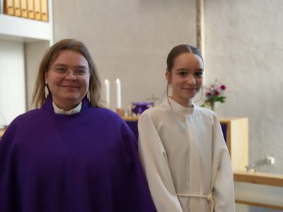 Oulun Karjasillan seurakunnan pastori Elisa Glumoff ja riparilainen Hilma Mäntynen Pyhän Andreaan kirkossa.