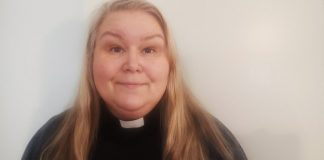 Raamattu on kaiken kivijalka ja kumisaappaat tulevat heti kakkosena, kuvaa Pornaisten seurakunnan kirkkoherraksi valittu Mervi Rosnell työtään pappina