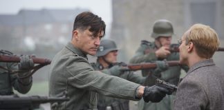 Pitäisikö pahan vallan alla taipua vai taistella, elokuva Dietrich Bonhoefferista kysyy Jonas Dassler näyttelee Dietrich Bonhoefferia elokuvassa.