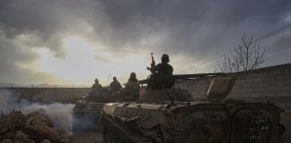 Näkökulma: Maailma on luisunut koston kierteeseen Syyrian armeijan tankki lähellä Libanonin rajaa.