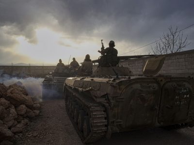 Syyrian armeijan tankki lähellä Libanonin rajaa.