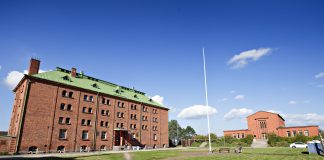 Säilöönottokeskukseen suljettu äiti ja kaksi pientä lasta siirrettiin vastaanottokeskukseen