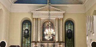 Oulun teatterin näyttelijät tuovat draaman Raamatun tekstiin Draamattupiirissä – ”Emme sinkoile kirkkosalissa, mutta dramatisoimme tekstiä”