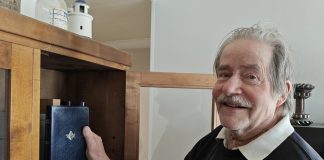 Harrastuksena Jumalan sana oudoilla kielillä – Terhomatti Hämeenkorvelle sysäyksen antoi uhkarohkea kysymys rautaesiripun takaa Eläkkeellä oleva rovasti Terhomatti Hämeenkorpi keräilee eri kielisiä Raamattuja.