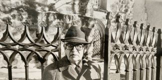 Mysteerikuva kysyy kuka on portilla ja millä portilla hän on?