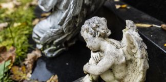 Essee: Lapsensa menettäneen suru on näivertävä mutta haikeansuloinen seuralainen Kivinen pieni enkeli kyyhöttää kyyryssä hautakiven päällä