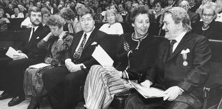 Mysteerikuva: Tellervo Koivisto on kuvassa, mutta keitä muita tunnistat, ja mikä on juhlan aihe?