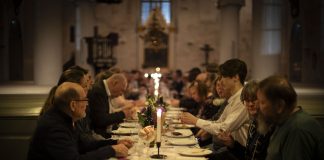 Siuntion kiirastorstain illallismessussa kävijä voi samastua Jeesuksen opetuslapsiin Siuntion seurakunnan illallismessu kiirastorstaina 2024.