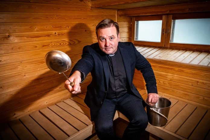 Tuomas Antola valmistautuu Saunakirkkoon