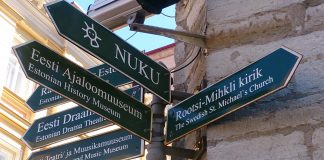 Virossa juhlitaan 500-vuotista kirjallista historiaa – Ensimmäiset teokset poltettiin reformaation pyörteissä Opaskylttejä Tallinnassa.