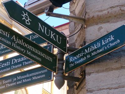 Opaskylttejä Tallinnassa.