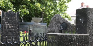 Kansliapäällikkö Pekka Huokuna: Hallituksen lisäleikkausten myötä kirkko joutuu pohtimaan jopa hautaustoimesta luopumista