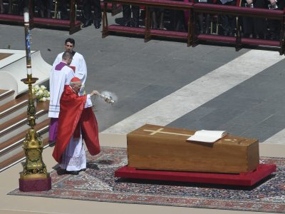 Paavi Franciskuksen hautajaiset Vatikaanissa Pietarinkirkon aukiolla 26.4.2025