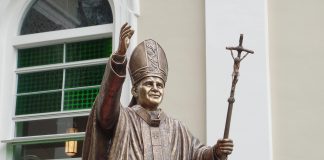 Italia on paavien maa — kirkon 266 paavista 217 on tullut sieltä: Suomelle merkittävä saattoi olla historian ainoa brittipaavi