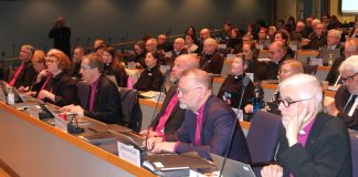 ”Tulevaisuuden rekrytointihaaste on, miten nuoret miehet kannustetaan opiskelemaan kirkon alalle” — Kirkon nelivuotiskertomuksen tilastotieto mietitytti kirkolliskokouksessa