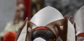 ”Levollisin mielin, valkoista sauhua odotellessa” – Konklaavia seuraavien Timo Soinin ja Emil Antonin mukaan uusi paavi voi olla yllätys