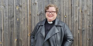 Pellon uusi kirkkoherra Alma Tuiskula saarnaa radikaalista Jeesuksesta, joka ei lähtenyt fariseusten kanssa yhden totuuden tielle