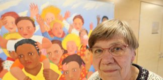 ”Hengellinen kotini ei ole yksiö, vaan siinä on monta huonetta” – kirjailija, toimittaja ja viestinnän opettaja Tytti Issakaisen 50-vuotinen ura jatkuu yhä