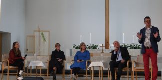 Mitä siitä, jos joku hermostuu? – Paneelissa kannustettiin kirkkoa aktiivisempaan rooliin arvokeskustelussa