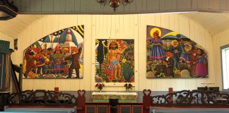 Tuore väitöstutkimus: Ruotsinsuomalaiset vanhoillislestadiolaiset hakivat turvaa toisistaan kolmesta osasta koostuva kirkon alttaritaulu.