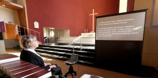 Kirjoitustulkki auttaa kokemaan jumalanpalveluksen kuin normaalikuuloinen Kirjoitustulkki Tiina Kari-Saarinen Nakkilan kirkossa.