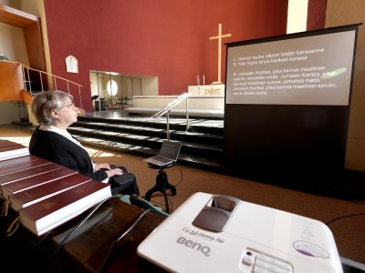 Kirjoitustulkki Tiina Kari-Saarinen Nakkilan kirkossa.