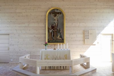 Kiihtelysvaaran kirkon alttari.