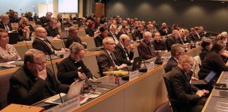 Aloite lehtorin virasta luopumisesta etenee valiokuntaan – aloite hautaustoimesta luopumisesta hylättiin