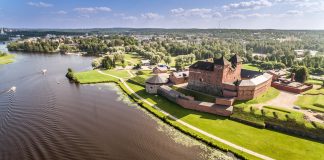 Hämeen linnan tiiliseinät kätkevät sisäänsä harvinaista kirkkotaidetta