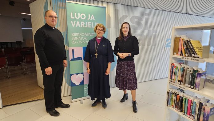 Jussi Aukio, Kaisamari Hintikka ja Hilkka Kemppi keskustelivat vaietusta ja näkymättömästä lähisuhdeväkivallasta ja sen ehkäisemisen keinoista, Kuva: Emilia Karhu