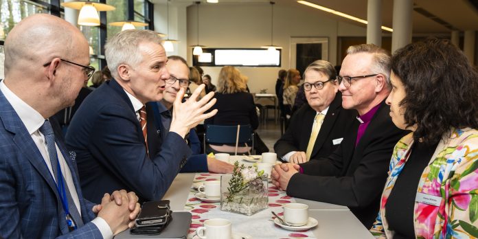 Opetusministeri Anders Adlercreutz ja arkkipiispa Tapio Luoma kahvilla kirkolliskokouksessaä keväällä 2025 by Jukka G