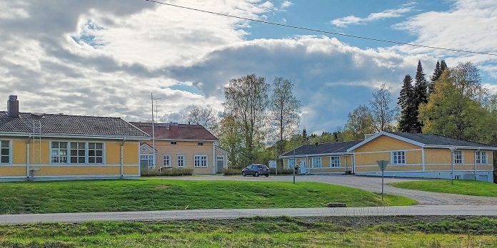 Kolmen rakennuksen pihapiiri, joissa Nilakan seurakunta toimii.